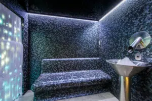 Cabina con muro de hielo y banco en gresite