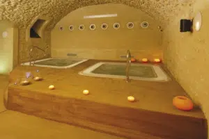 Dos spas con rebosadero con velas decorativas