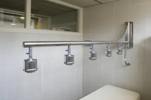 Ducha Vichy brazo fijo con camilla en parte inferior