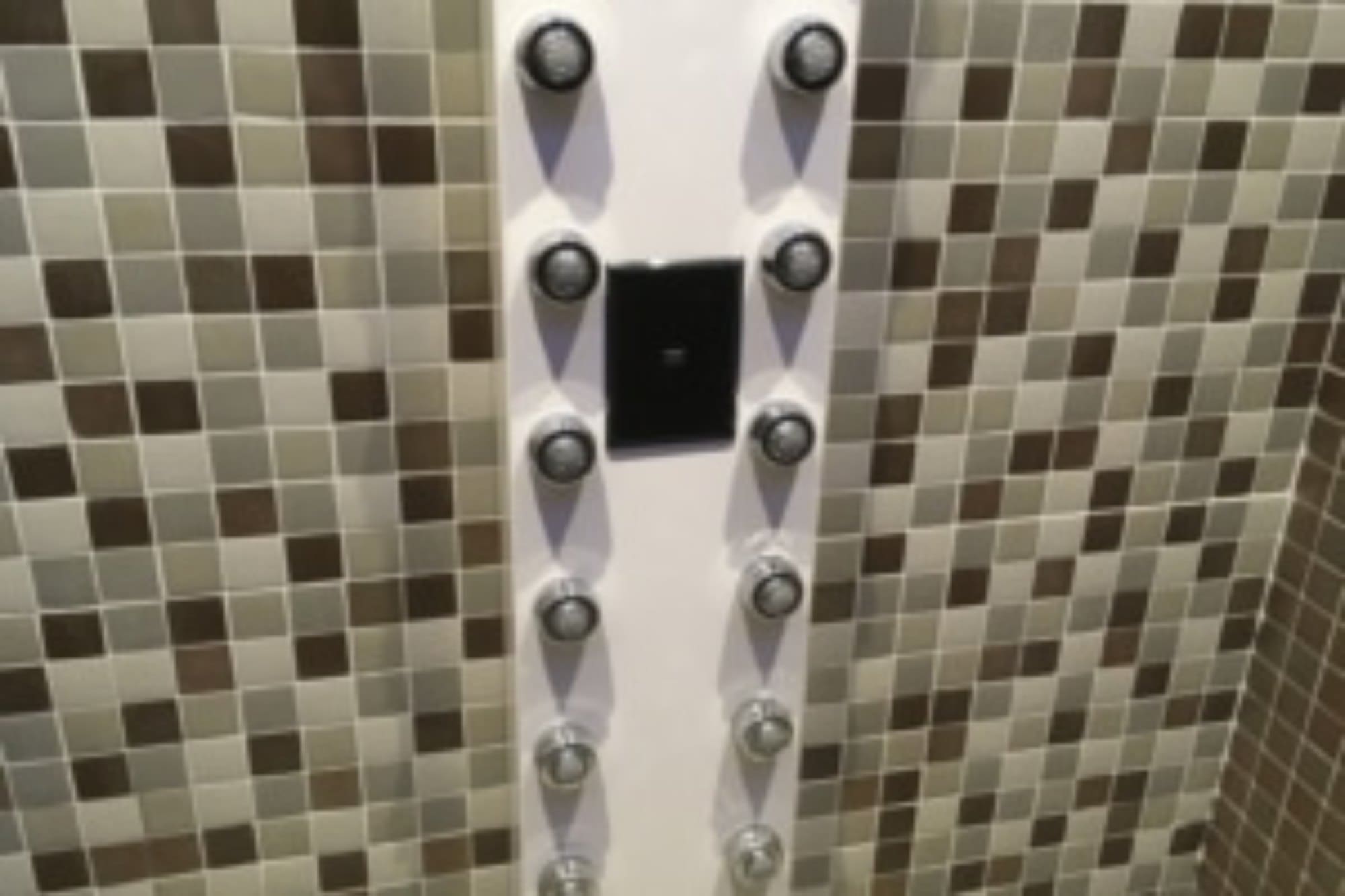 Ducha multisectorial en instalación de solid surface.