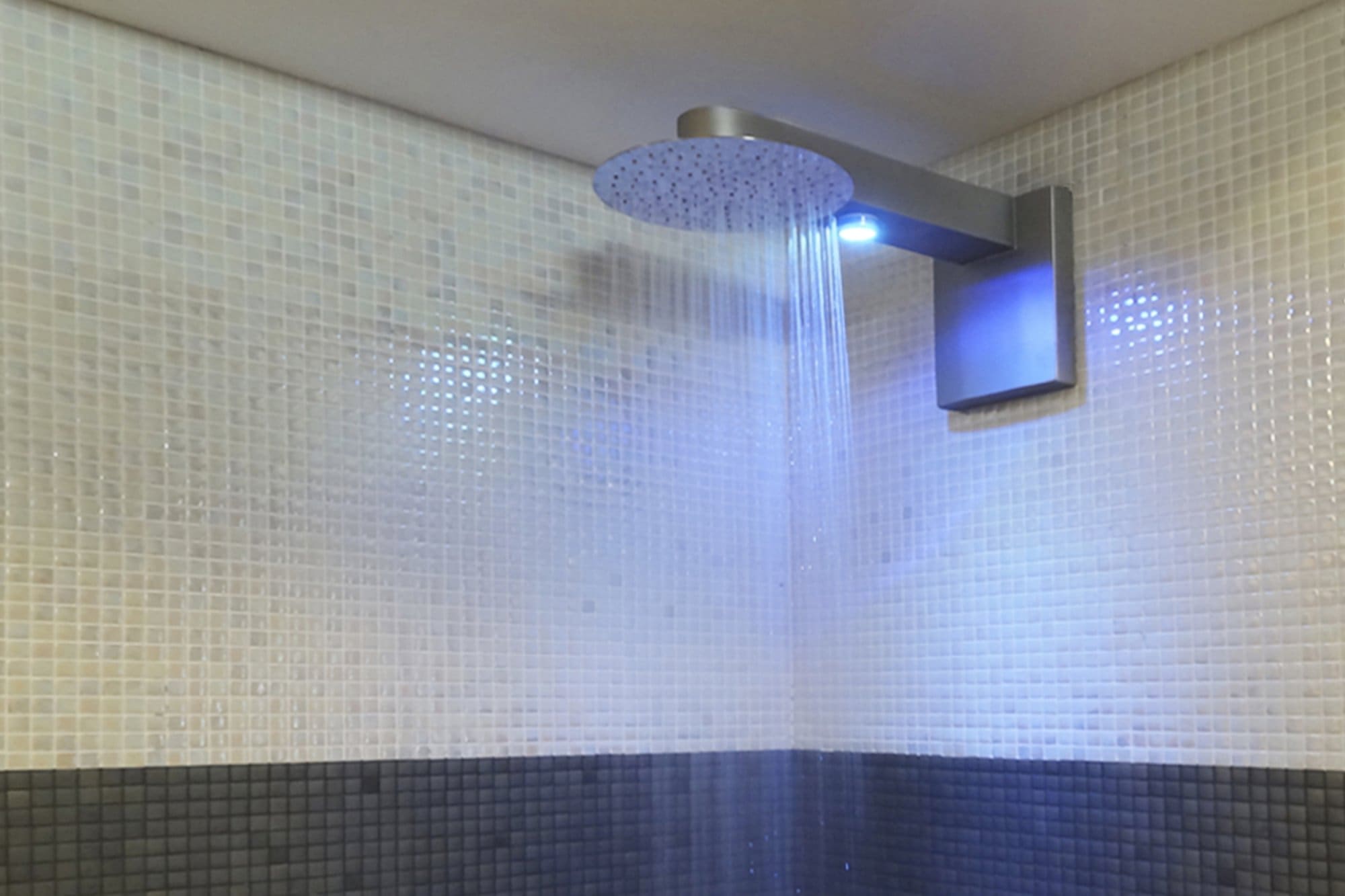 Ducha de gran caudal bitérmica, modelo basic con cromoterapia de color naranja, elige Inbeca.