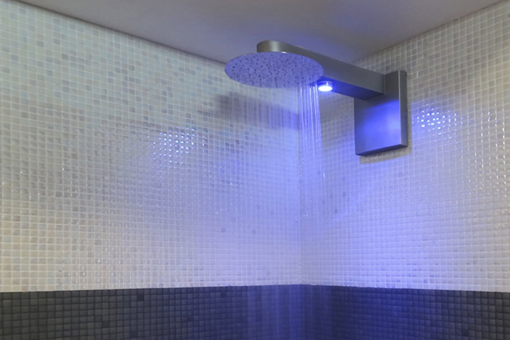 Ducha de gran caudal bitérmica, modelo basic con cromoterapia de color azulado, elige Inbeca.