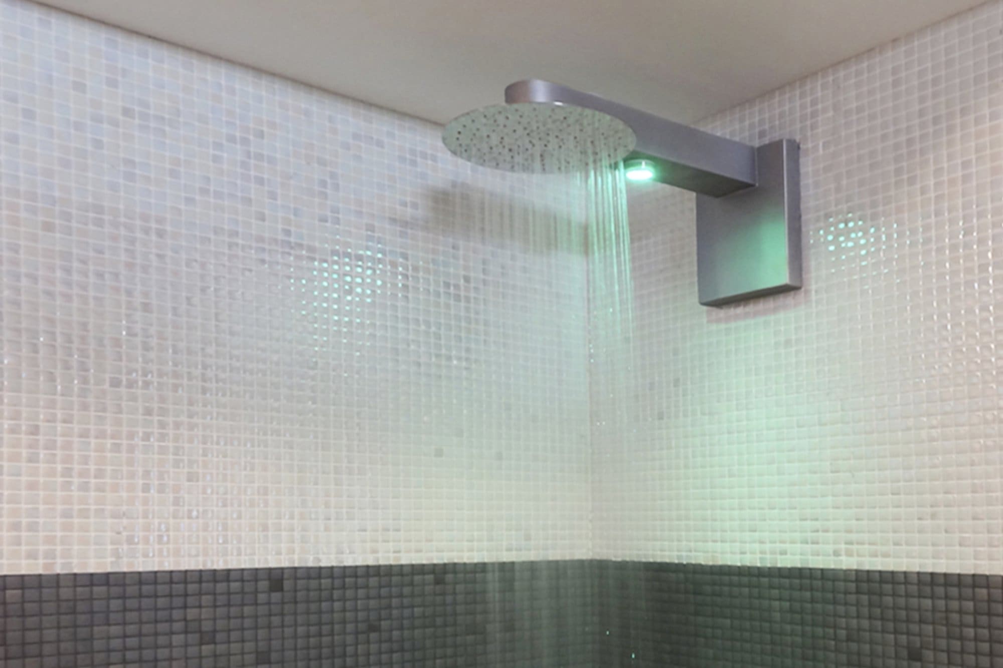 Ducha de gran caudal bitérmica, modelo basic con cromoterapia.