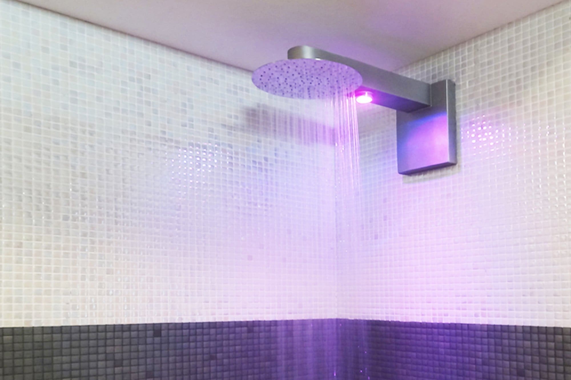 Ducha de gran caudal bitérmica, modelo basic con cromoterapia de color violeta.