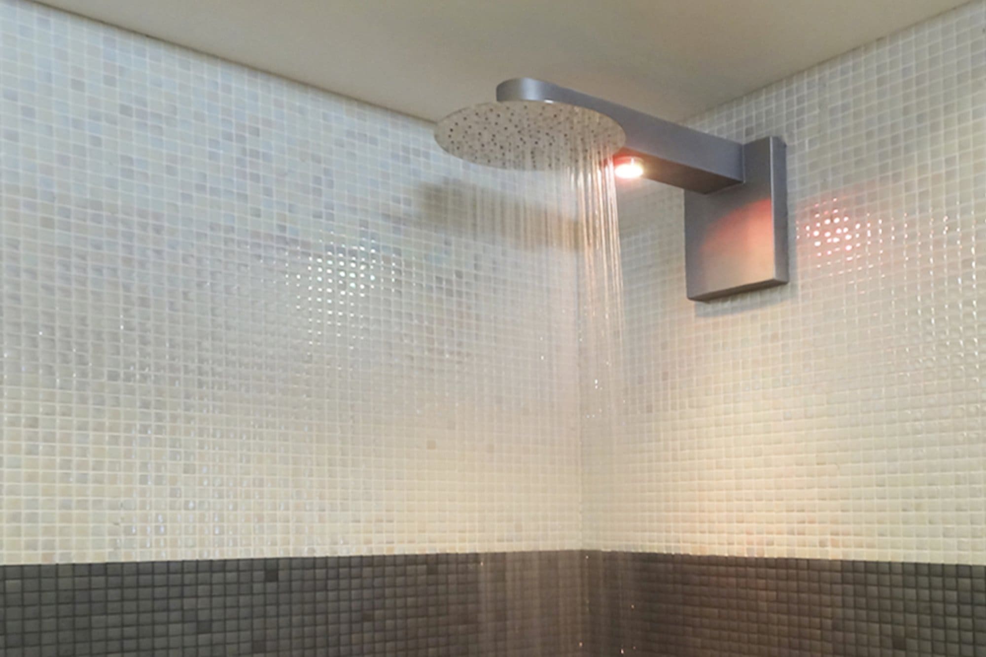 Ducha de gran caudal bitérmica, modelo basic con cromoterapia de color naranja.