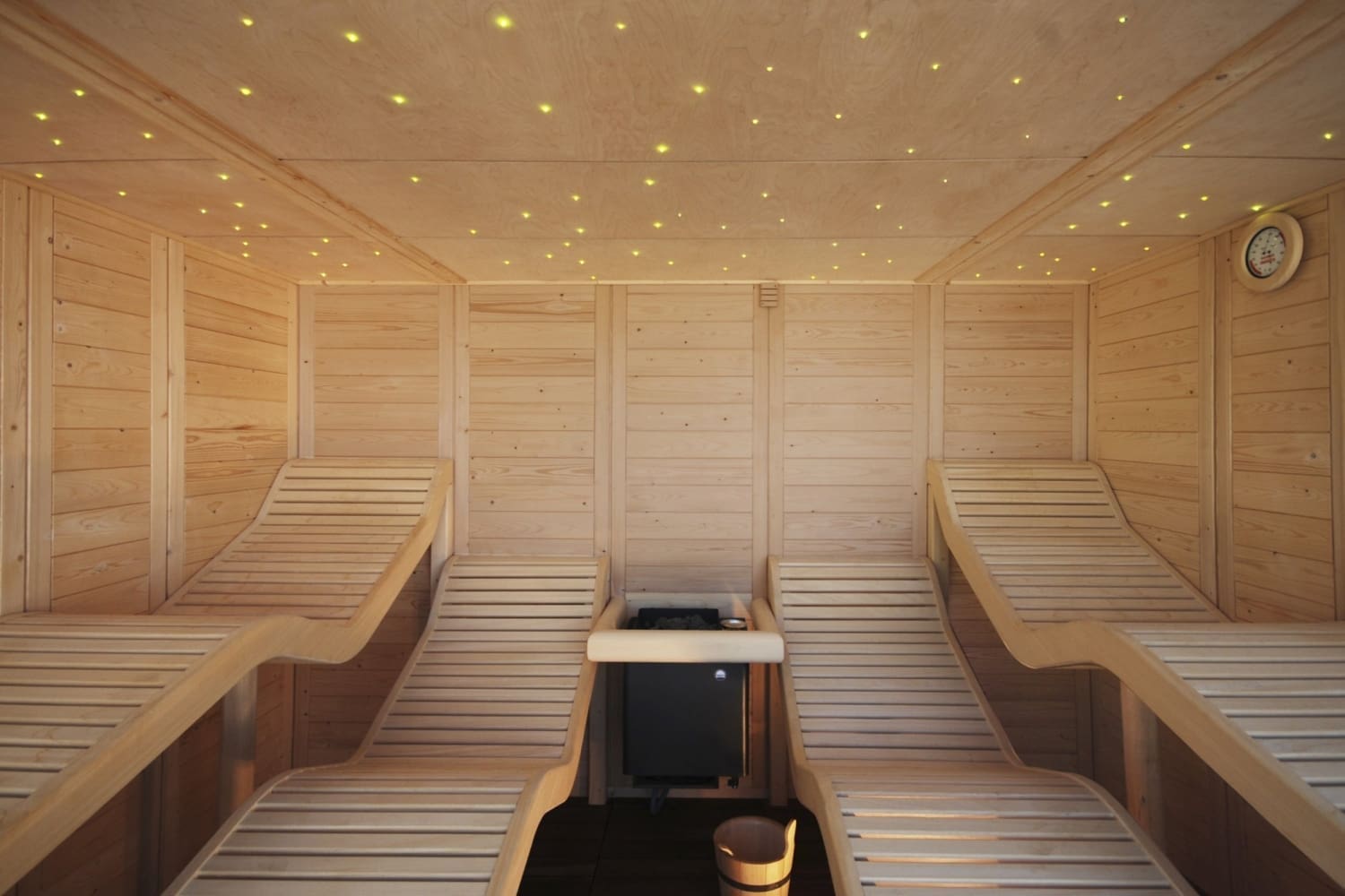 Sauna Barcelona en madera de Hemlock, con bancos a a medida para el cliente y 