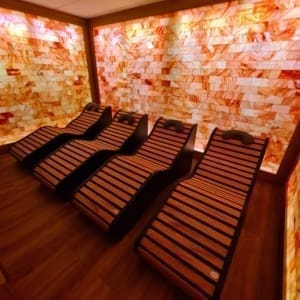 Cabina de haloterapia con paredes de sal iluminadas - Inbeca