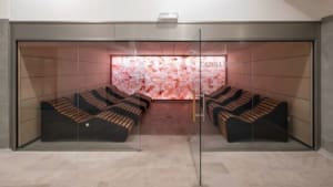 Cabina de haloterapia con paredes de sal iluminadas - Inbeca