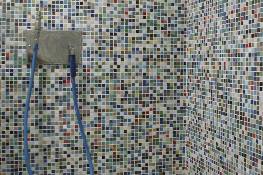 Ducha escocesa con manguera hecha en mosaico
