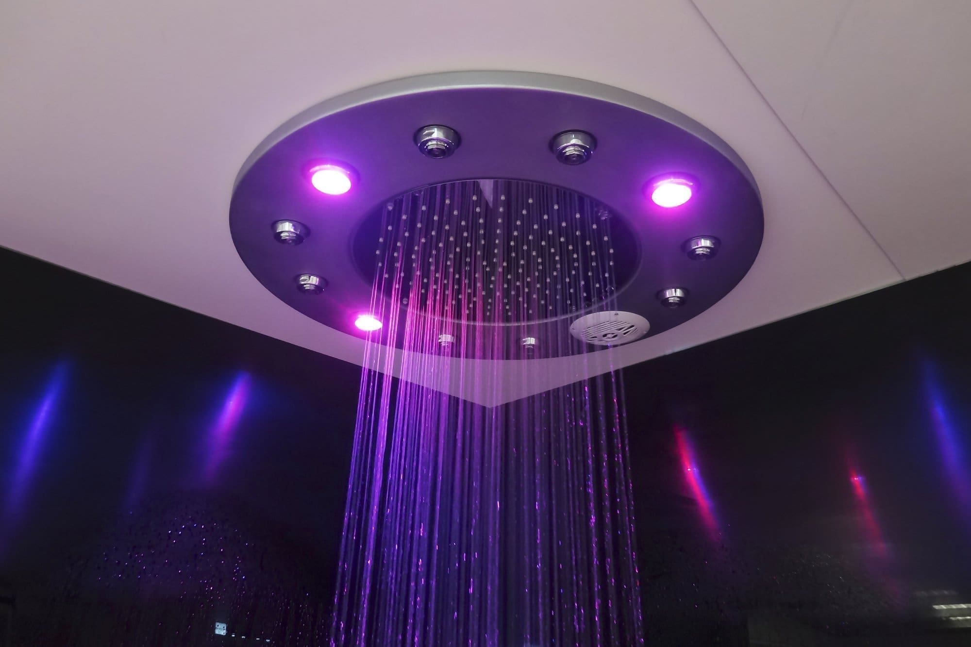 Ducha 4 estaciones con cromoterapia con colores violeta. Elige Inbeca.