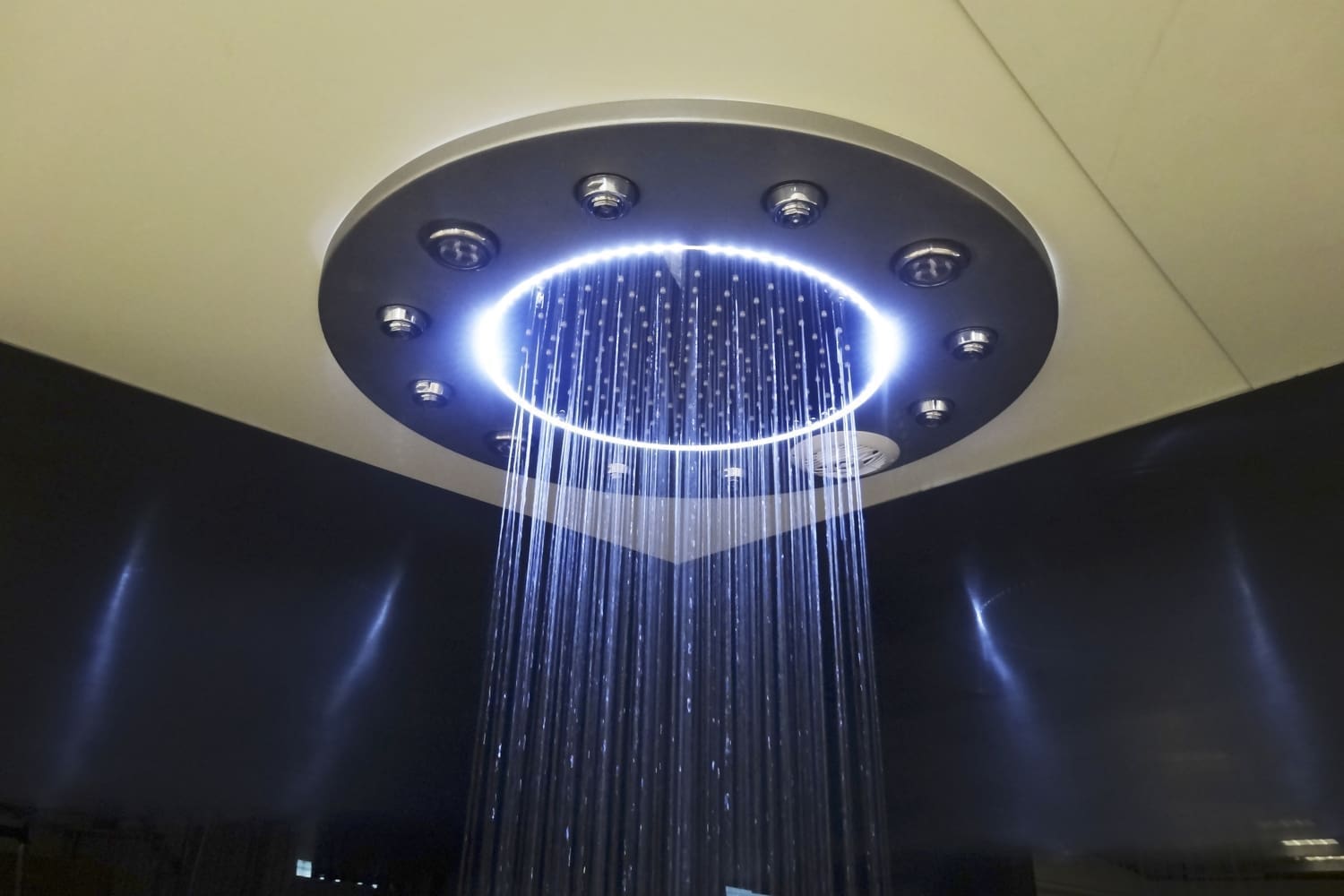 Ducha 4 estaciones con efecto lluvia y cromoterapia en colores azulados. Elige Inbeca.