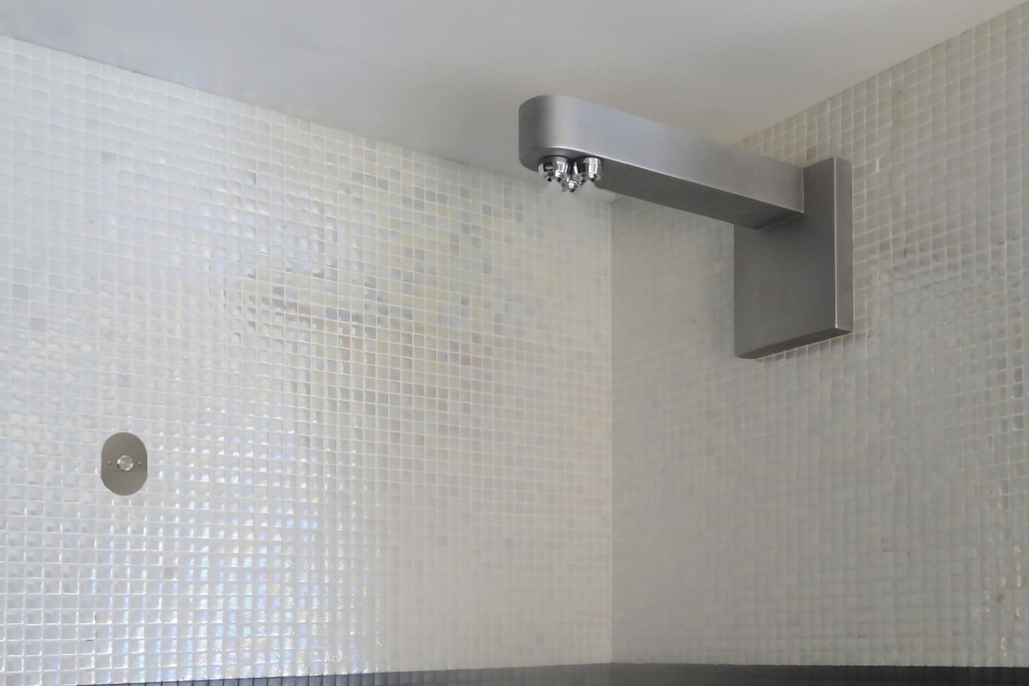 Ducha nebulizante bitérmica estándar en pared de mosaico