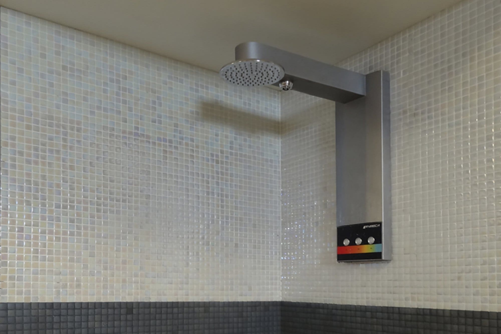 Douche tropicale, modèle compact
