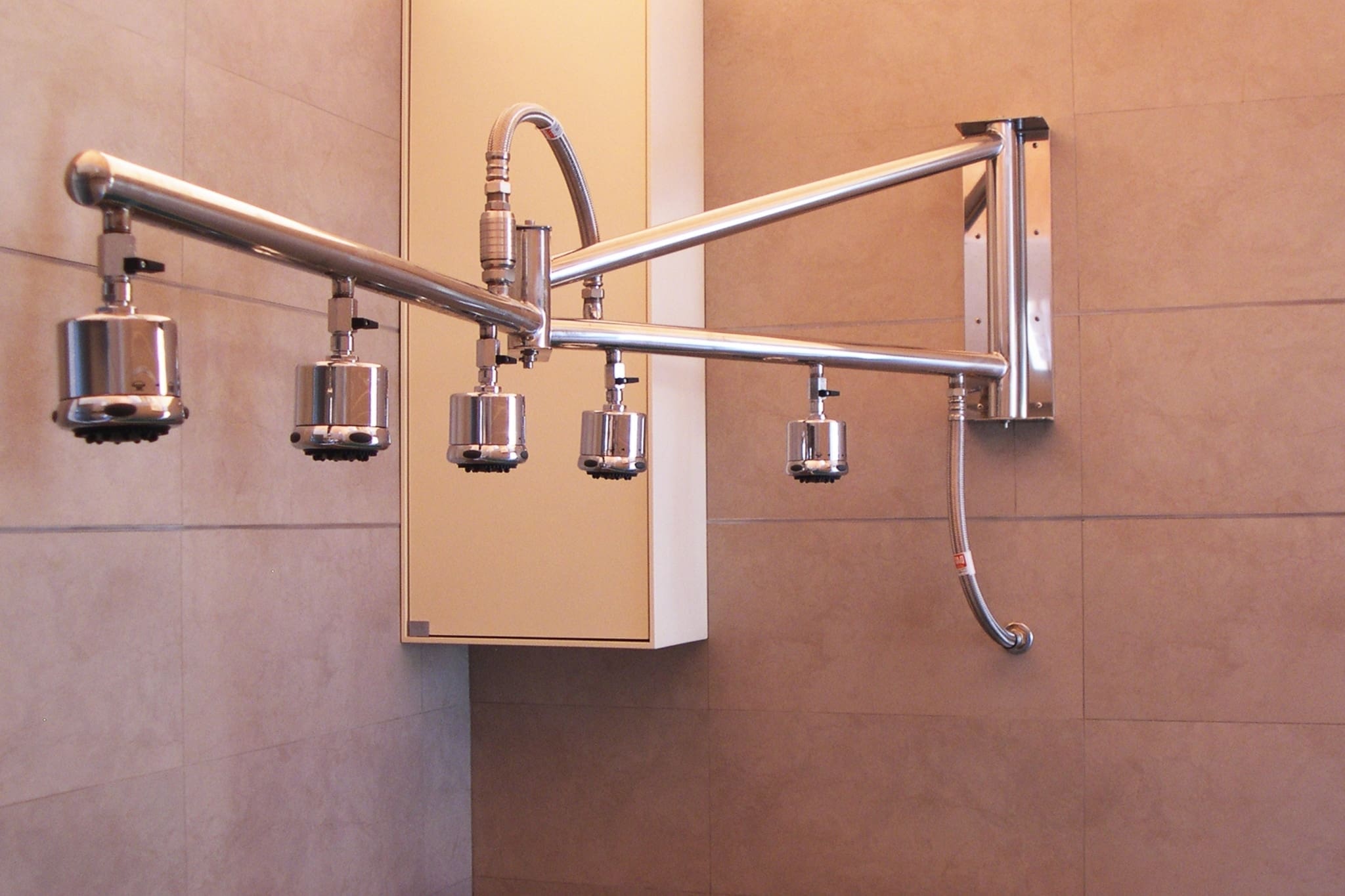 Douche Vichy avec bras articulés et 5 roues