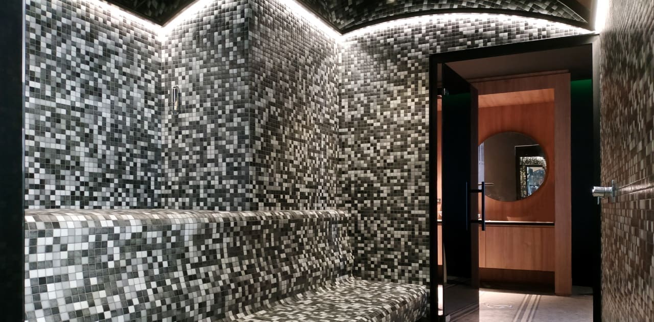 Baño turco de Obra en mosaico en blanco y negro
