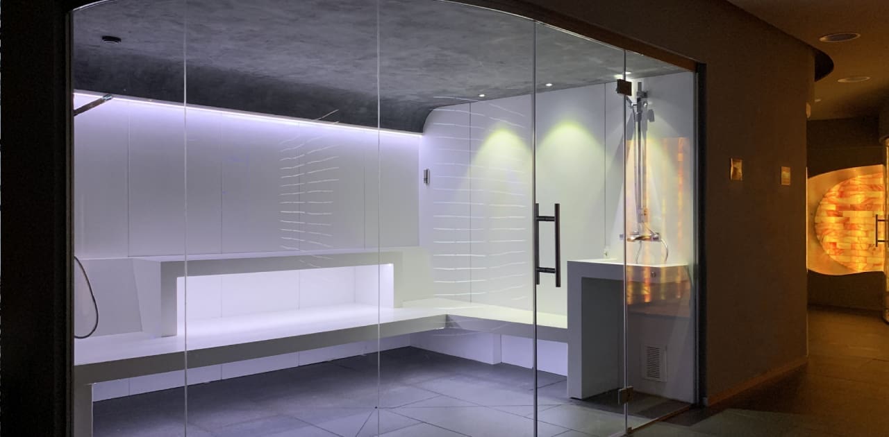 Baño turco en Solid surface, se puede ver en la exposición / shoow room de Inbeca.
