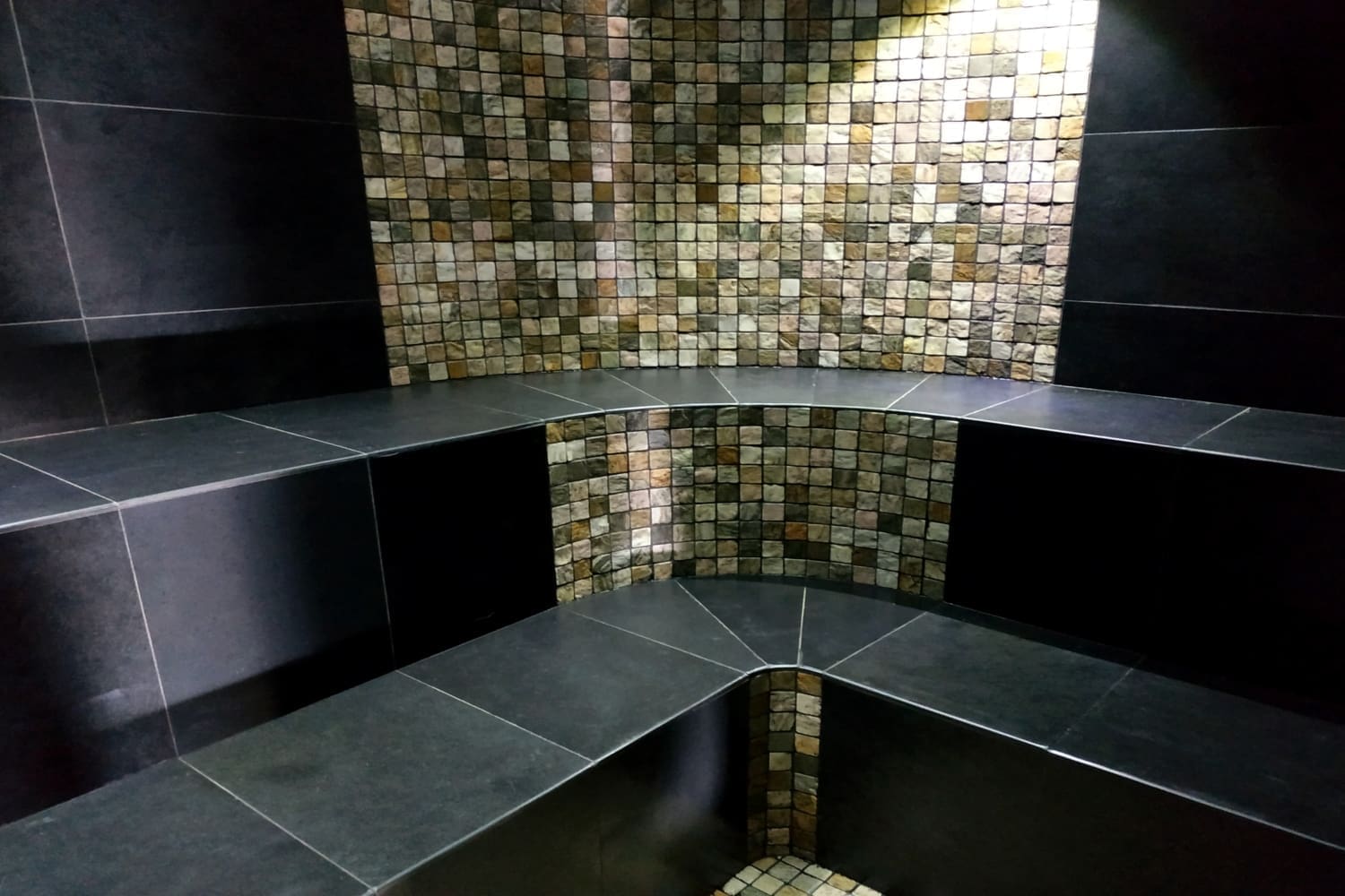 Baño turco o Hammam Stone Line, vista interior con luces y mosaico especialmente diseñado a medida.