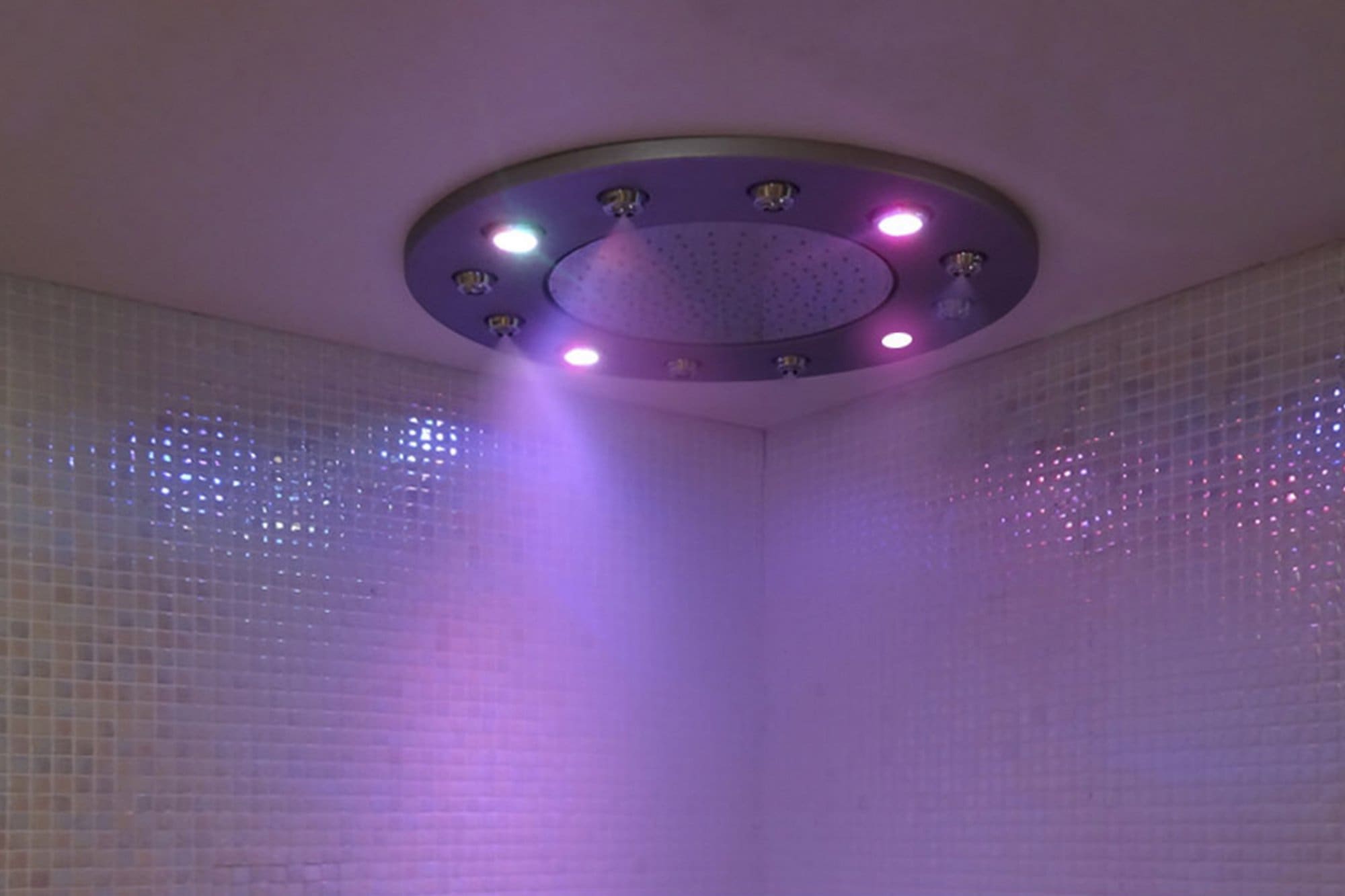 Ducha con cromoterapia integrada, Inbeca