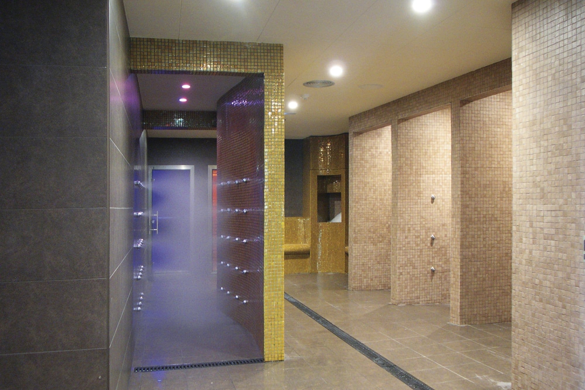 Construction d‘un couloir de douche dans les installations d’un centre de bien-être. Choisissez Inbeca