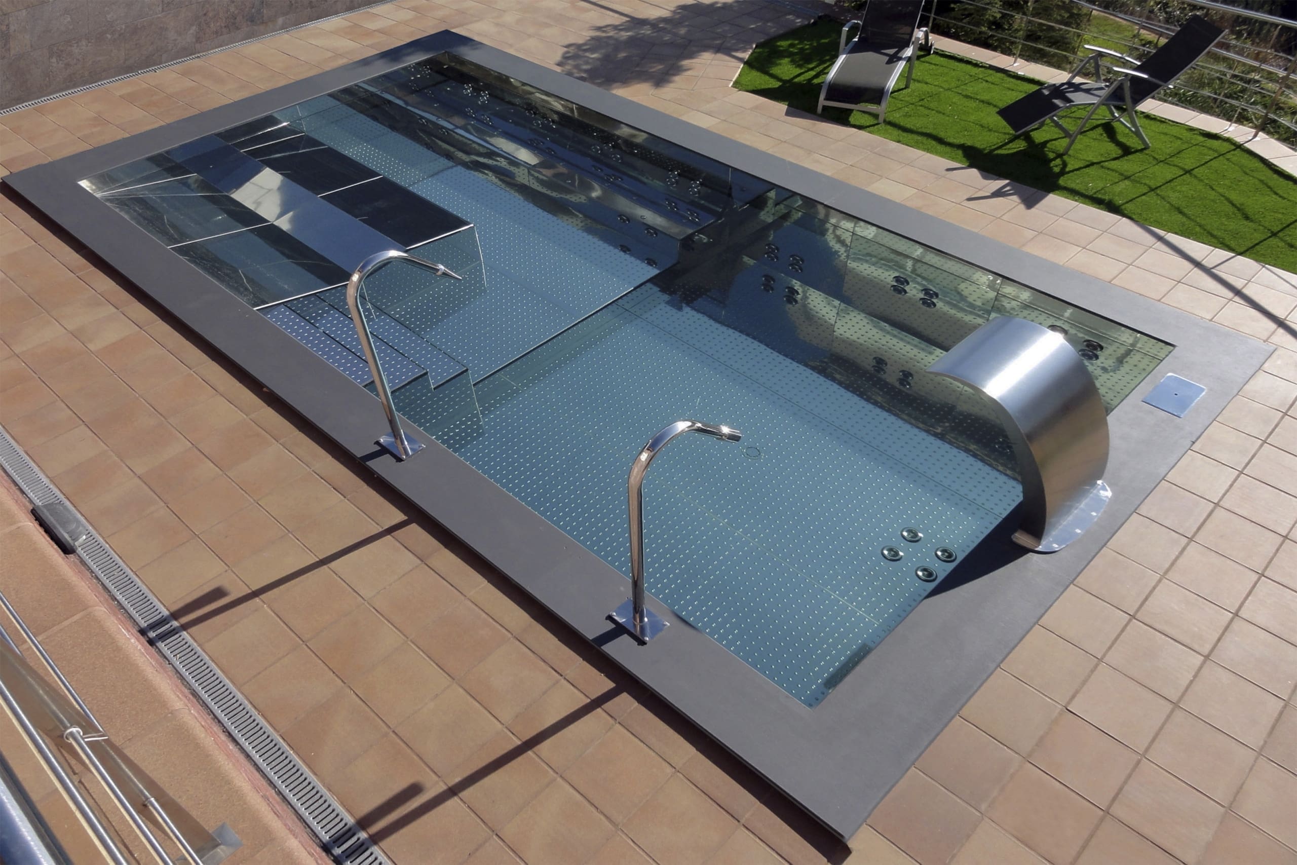 Piscina de acero inoxidable de exterior con skimmers y cañones de agua.