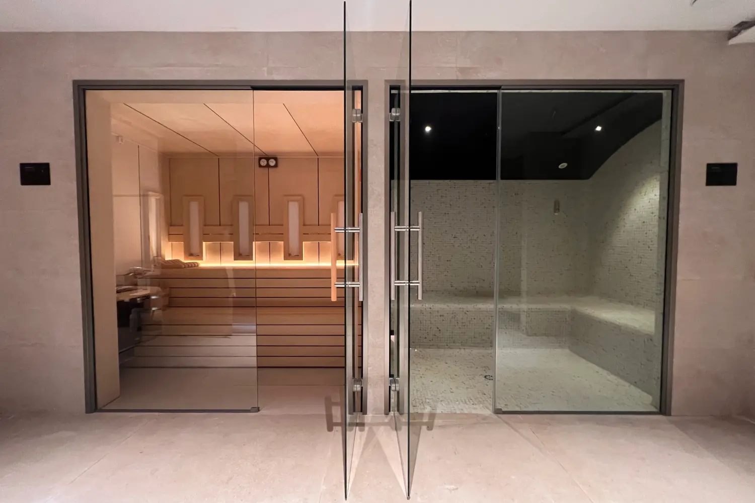 Sauna con Infrarrojos Inbeca en nuestra solución Wellhome para el hogar acompañada de un baño de vapor.